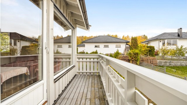 Delvis overbygget balkong på 5 kvm med tilgang til stuen i 1. etasje.