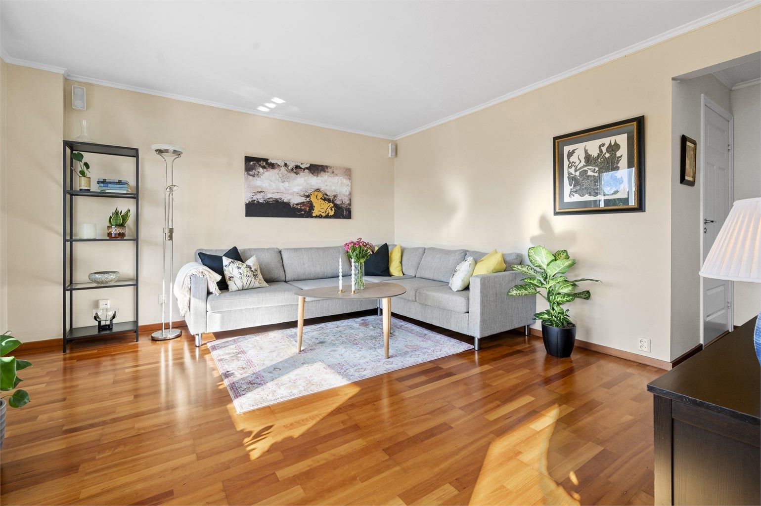 Rommet er stort og luftig med god plass sofagruppe, tilhørende salongbord og tv-seksjon.