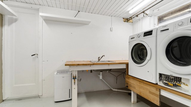 Våtrom/Vaskerom: Vaskerom fra byggeår, med malt betonggulv og malte veggflater Utslagsvask i benkeplate med to-greps armatur