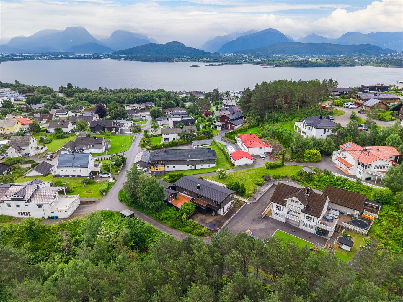 Fra eiendommen er det kort vei til flotte tur- og rekreasjonsmuligheter.