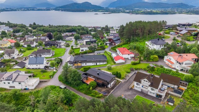 Fra eiendommen er det kort vei til flotte tur- og rekreasjonsmuligheter.