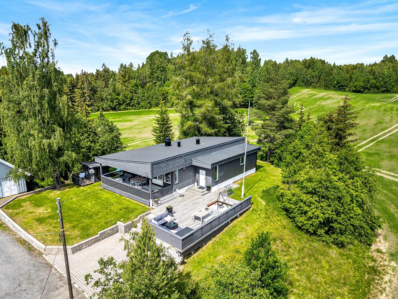 Kort avstand til togstasjon, buss, treningssenter, matbutikk, barnehage, skole, fotballbane, svømmehall, lekeplass, idrettshall med buldrevegg, klatrevegg, crossfit, skatepark m.m.
