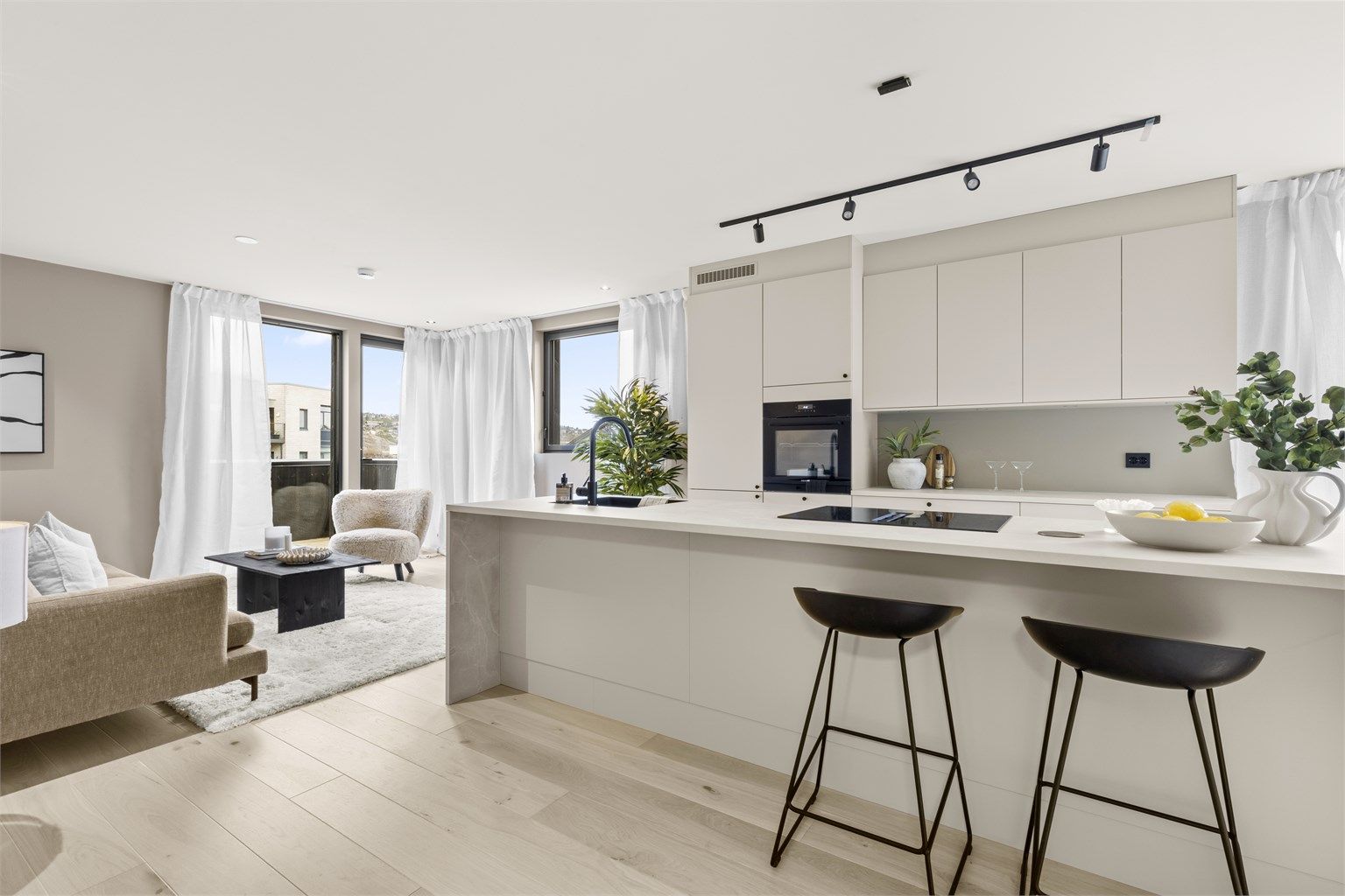 Velkommen til Tryms vei 4, en superlekker bolig med 3 uteplasser, garasje, heis, to bad, 3 soverom, 2 stuer og en super sentral beliggenhet 