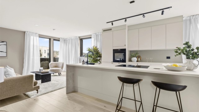 Velkommen til Tryms vei 4, en superlekker bolig med 3 uteplasser, garasje, heis, to bad, 3 soverom, 2 stuer og en super sentral beliggenhet