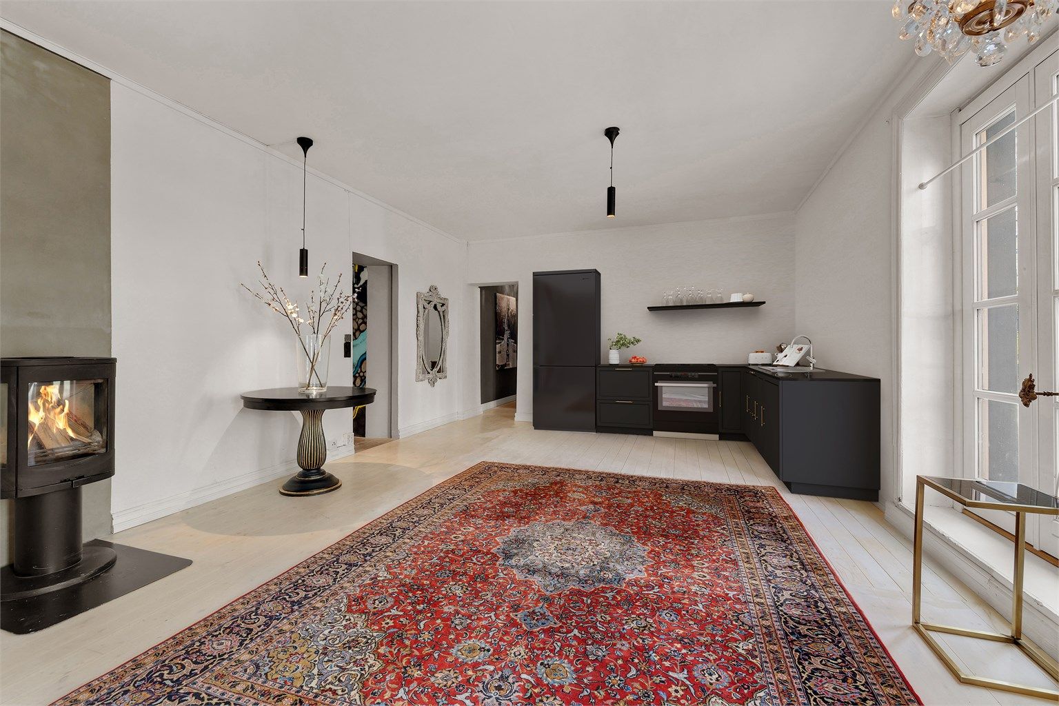 Sosial og åpen stue/kjøkkenløsning med god plass til sofaseksjon med tilhørende stuebord samt spisebord for middagsgjester. Peis som gir ekstra varme på kalde dager. (Digital illustrasjon)