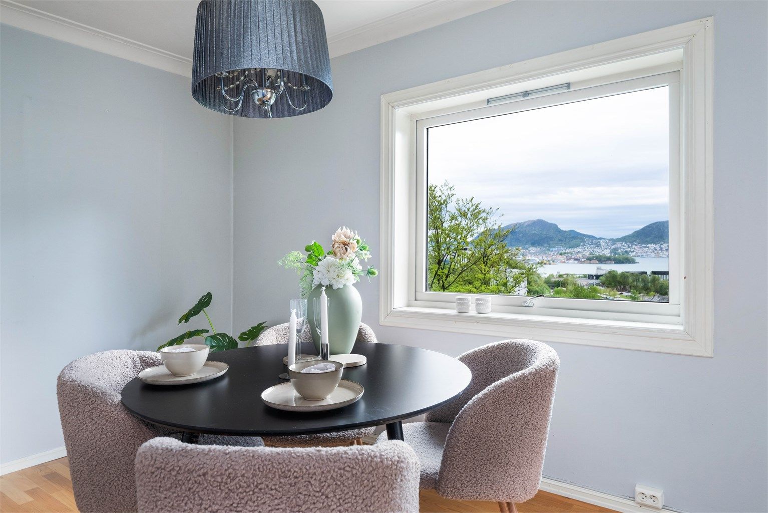 Store vindusflater slipper inn dagslys og rammer inn utsikten.