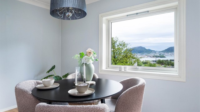 Store vindusflater slipper inn dagslys og rammer inn utsikten.