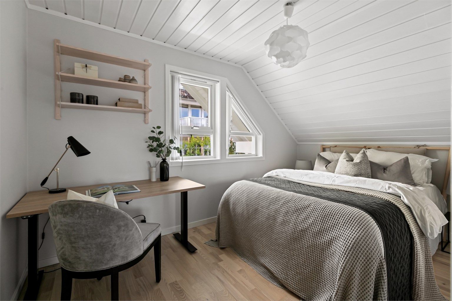 Soverom med plass til både seng og skrivepult.