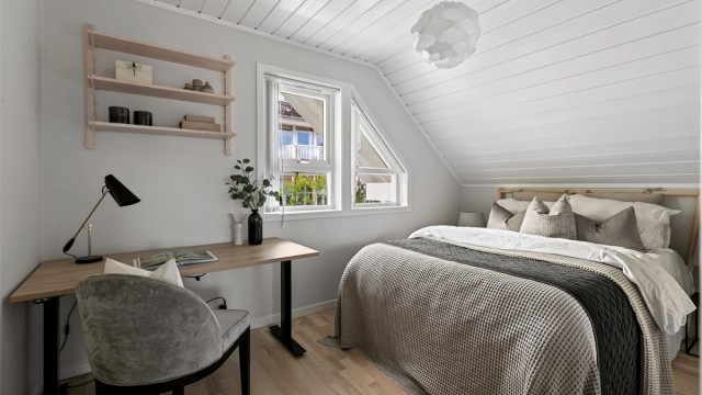 Soverom med plass til både seng og skrivepult.