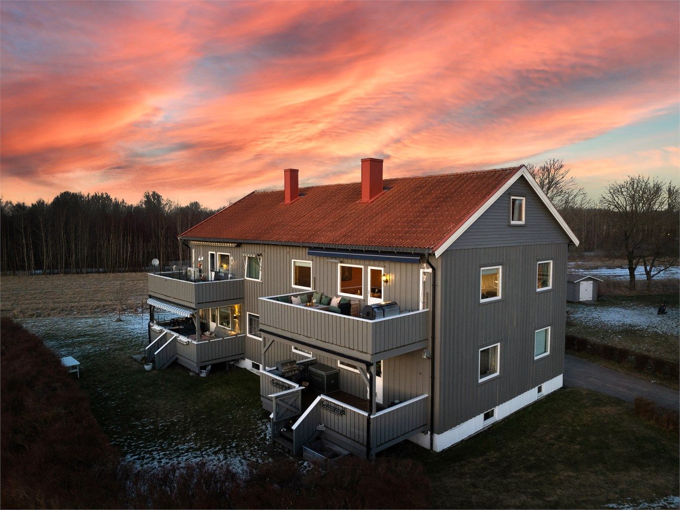 Leiligheten er gjennomgående i sydsiden av andre etasje og disponerer også boder både på loftet og i kjelleren.