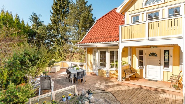 Fra terrassen er det enkel adkomst til boligens hovedinngang.
