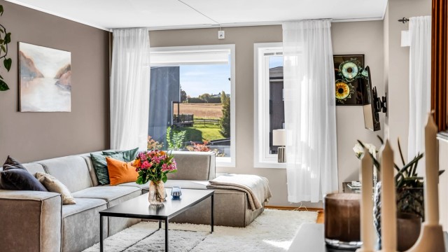 Boligen har en sentral beliggenhet i nærhet til Årnes sentrum i Nes kommune.