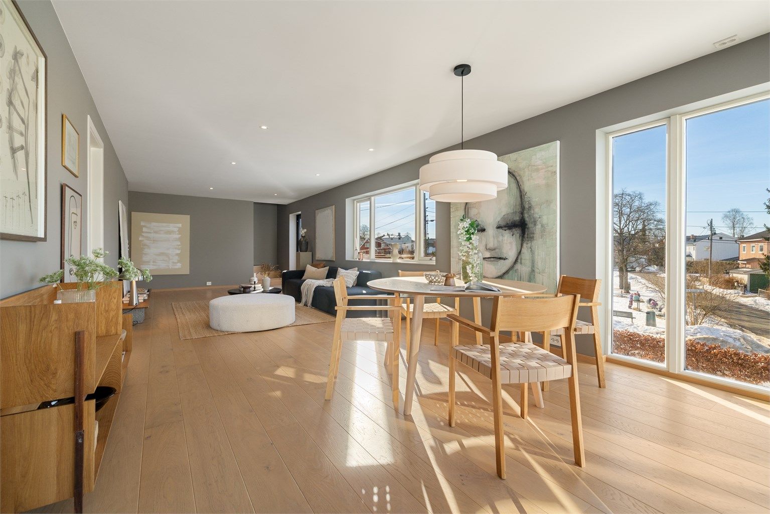 Boligen ligger i 2. etasje og har gjennomgått betydelig oppussing/rehabilitering fra 2019 til 2025. Her kan man flytte rett inn! Foto: André Aakermann