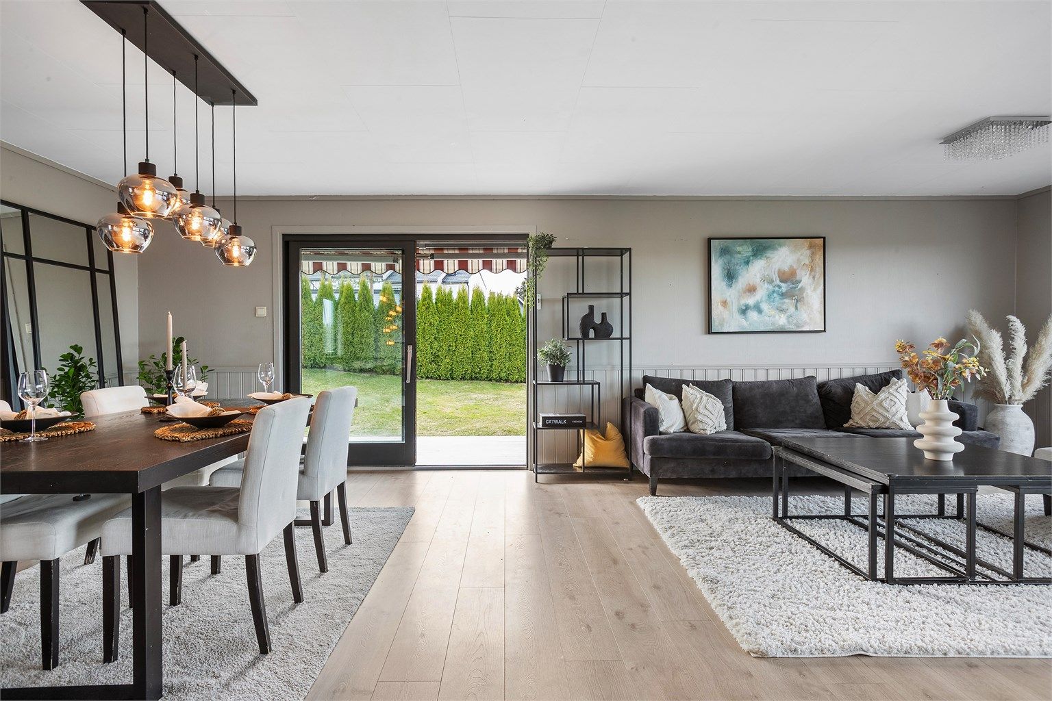 Skyvedører i glass åpner ut mot terrassen