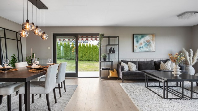 Skyvedører i glass åpner ut mot terrassen