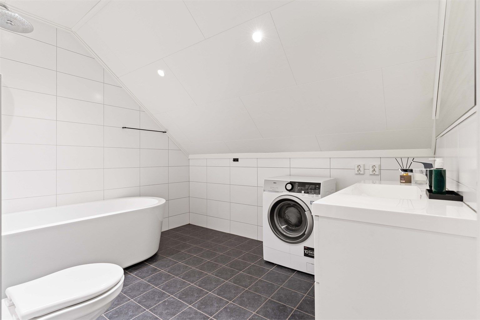 Badet i loftsetasjen er utstyrt med et frittstående badekar for ekstra velvære. 