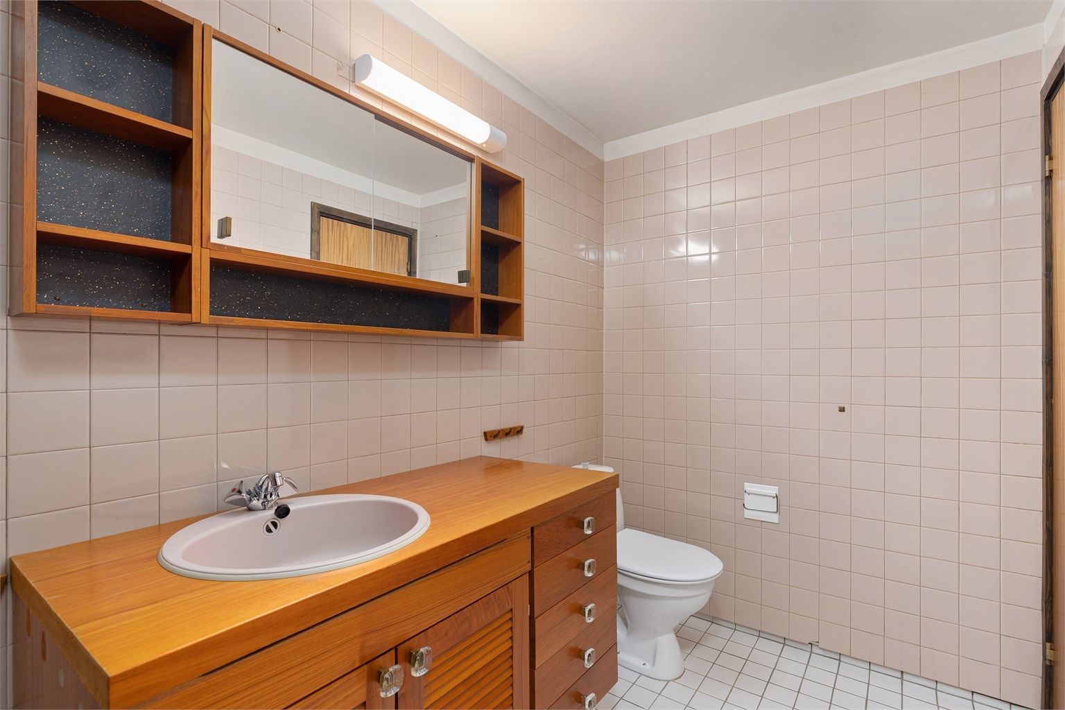 Baderom fra byggeår er av eldre standard, og det er gitt TG3 på badet i sin helhet