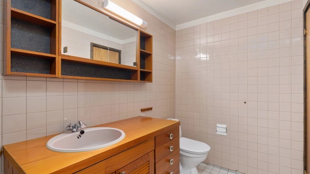 Baderom fra byggeår er av eldre standard, og det er gitt TG3 på badet i sin helhet