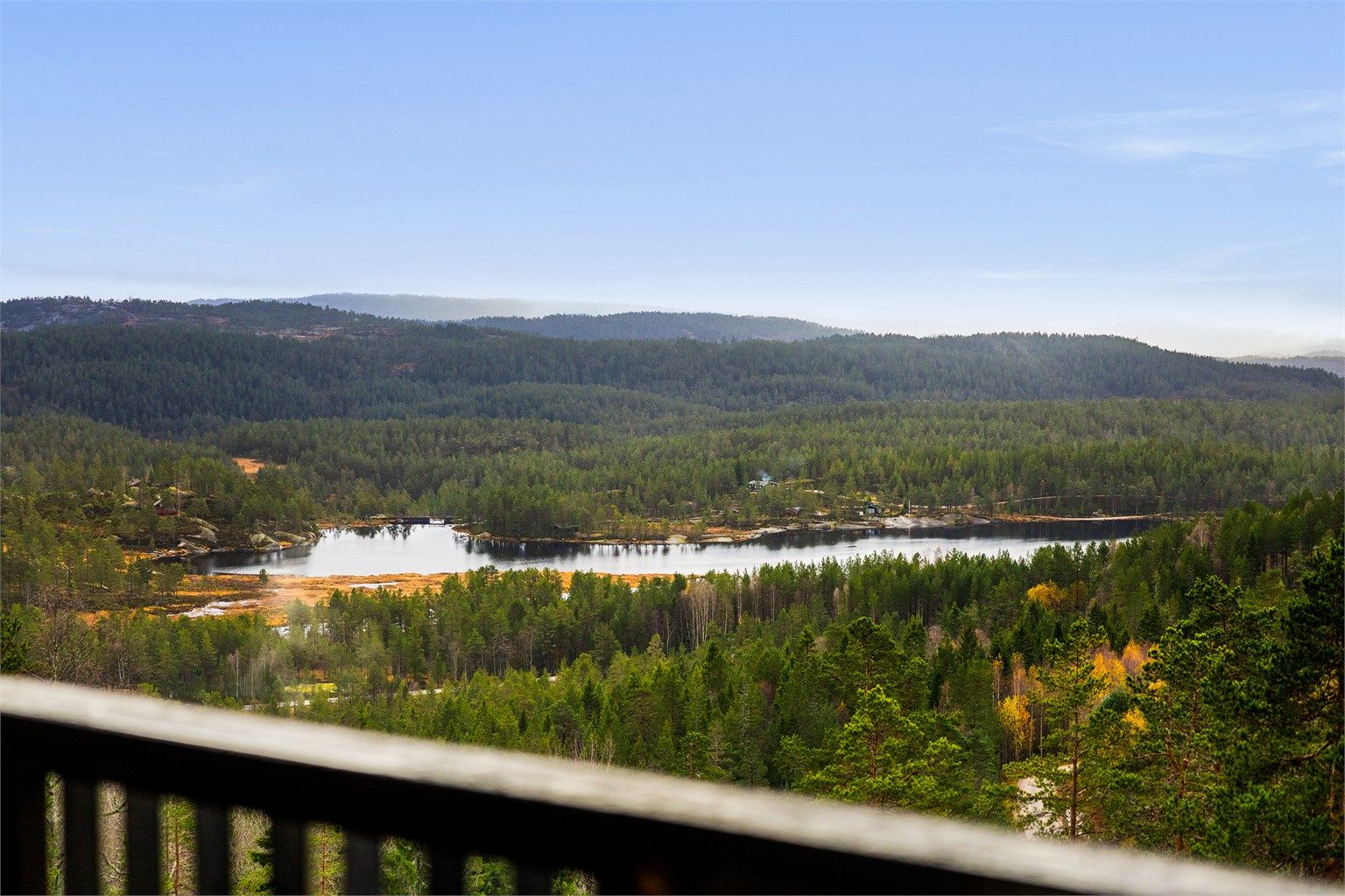 Utsikt mot Bjønntjønn og det duvende landskapet.