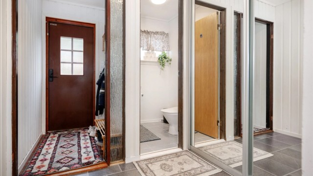 Boligen ønsker deg velkommen med en romslig entré som byr på praktisk garderobeløsning og rikelig med oppbevaringsplass.