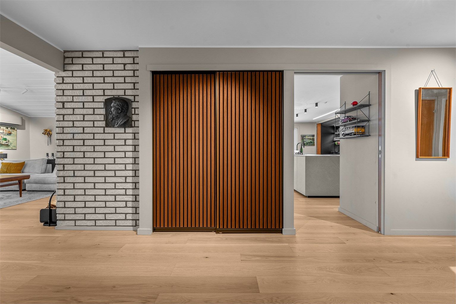 Skyvedørsgarderobe i tilknytning entreen. Garderoben har innebygd klessjakt ned til vaskerom.