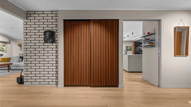 Skyvedørsgarderobe i tilknytning entreen. Garderoben har innebygd klessjakt ned til vaskerom.