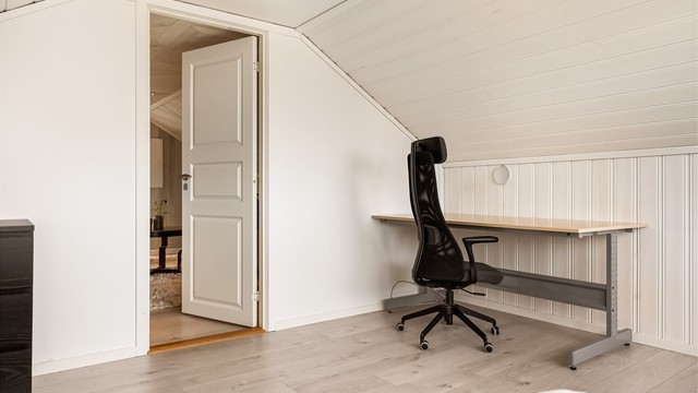 Loftsetasjen er delt opp med et stort rom i hver ende, avdelt av loftstuen i midten (loftsetasjen er byggemeldt og godkjent som et uinnredet loft - se tekst i punktet ferdigattest i salgsoppgaven)