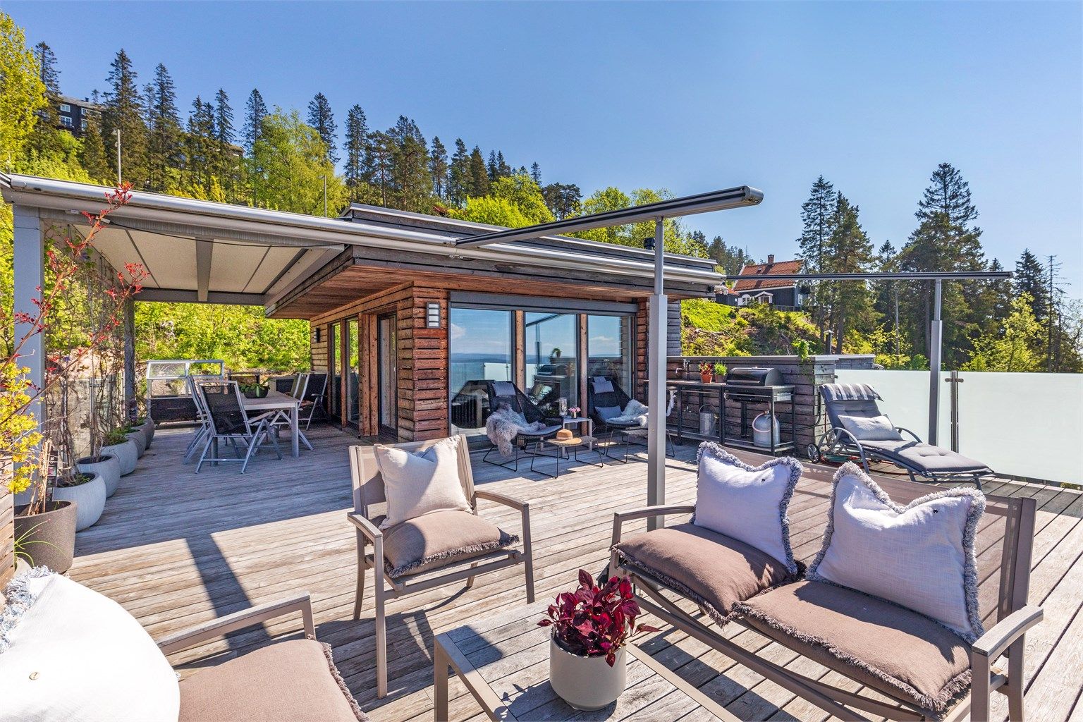 Velkommen til Jerpefaret 35B! Moderne og lekker tomannsbolig på Holmenkollens solside!