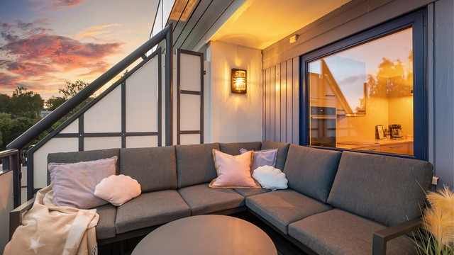 Balkongen er innredet med terrassegulv i tre og har god plass til sittegruppe.