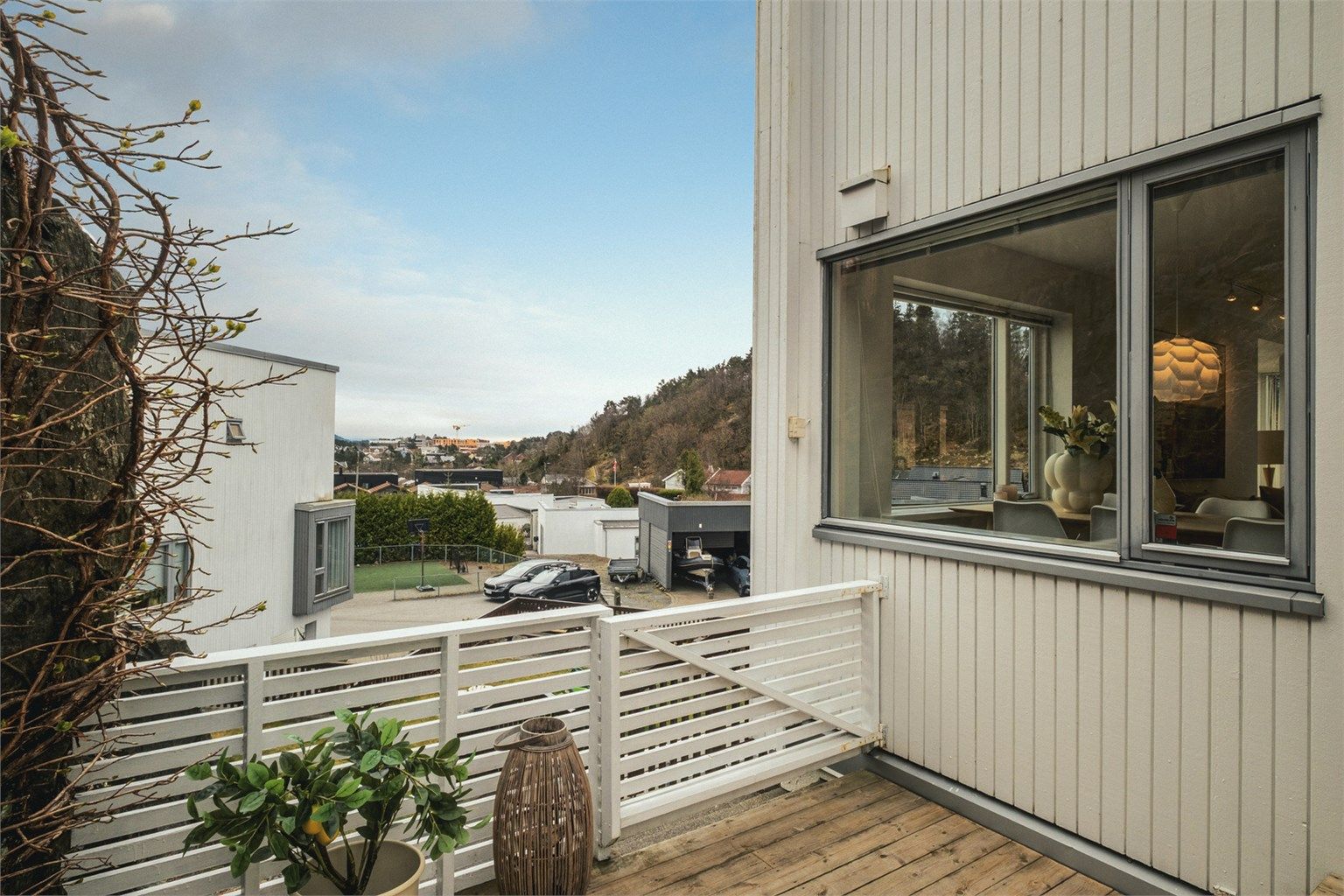 Praktisk port og trapp som går videre ned til felles uteareal/lekeplass