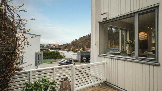 Praktisk port og trapp som går videre ned til felles uteareal/lekeplass