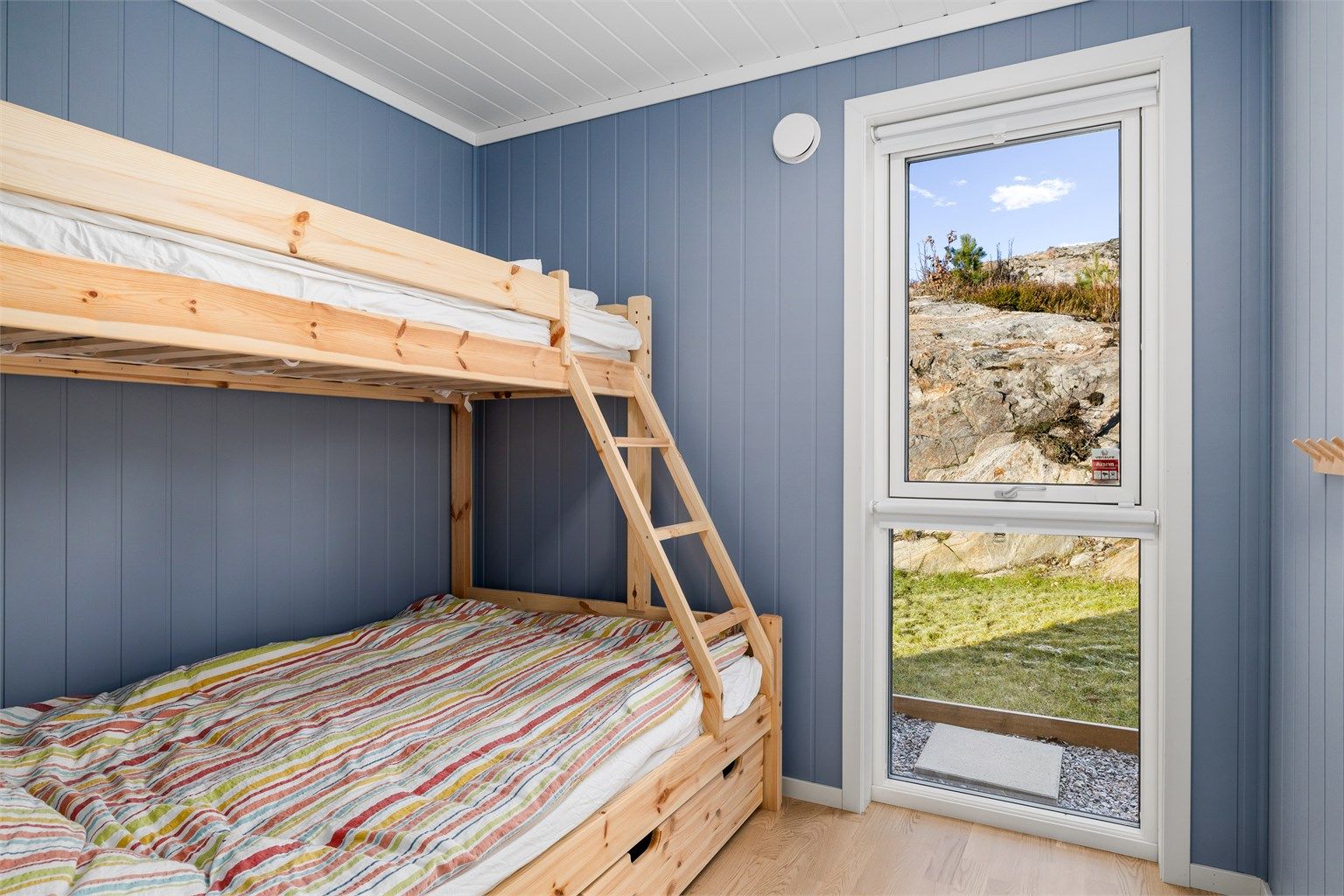 "SKIPSDESING" To av soverommene med familiekøye er laget som kabiner. Løsningen med små og smale soverom fremfor få og og store er inspirert fra skipsdesign.