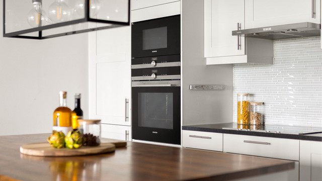 Høyskap med integrert stekeovn og mikrobølgeovn fra Siemens.