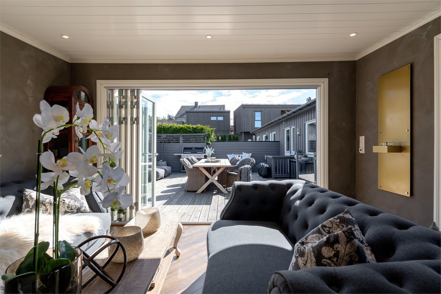 Fullisolert hagestue med  foldedører som kan åpnes helt opp 