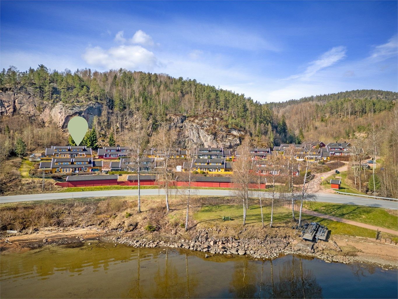 Beliggende i en blindvei, som medfører ingen gjennomgangstrafikk og generelt svært lite trafikk.