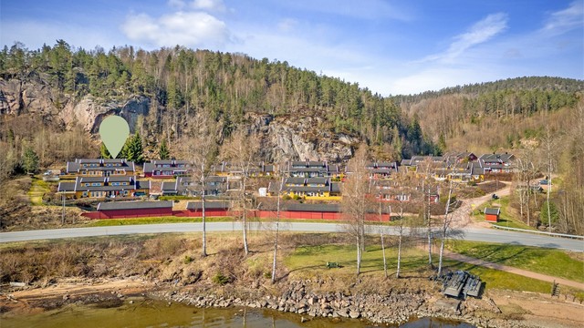 Beliggende i en blindvei, som medfører ingen gjennomgangstrafikk og generelt svært lite trafikk.