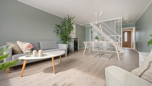 Boligen har en fin og praktisk planløsning med stue og kjøkken i første etasje