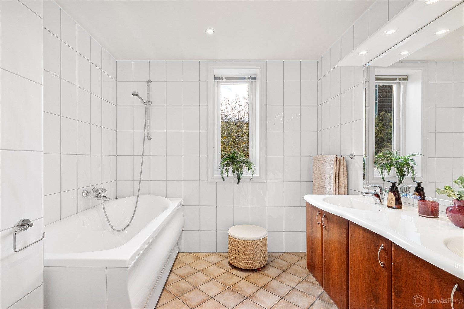 Bad 1 er delt opp med vaskerom i fremste del med skyvedør videre inn til selve badet