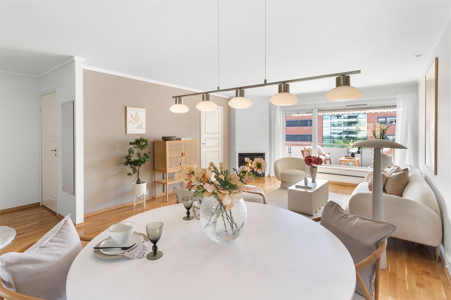 Stuens åpne gulvflate lar seg enkelt møblere med typiske sittegrupper som sofa og spisebord.