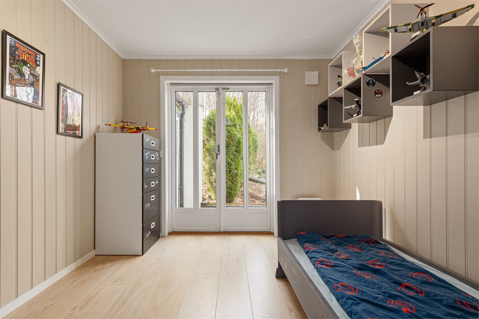 Soverom 2 har terrassedør vendt ut mot hyggelig uteområde med platting