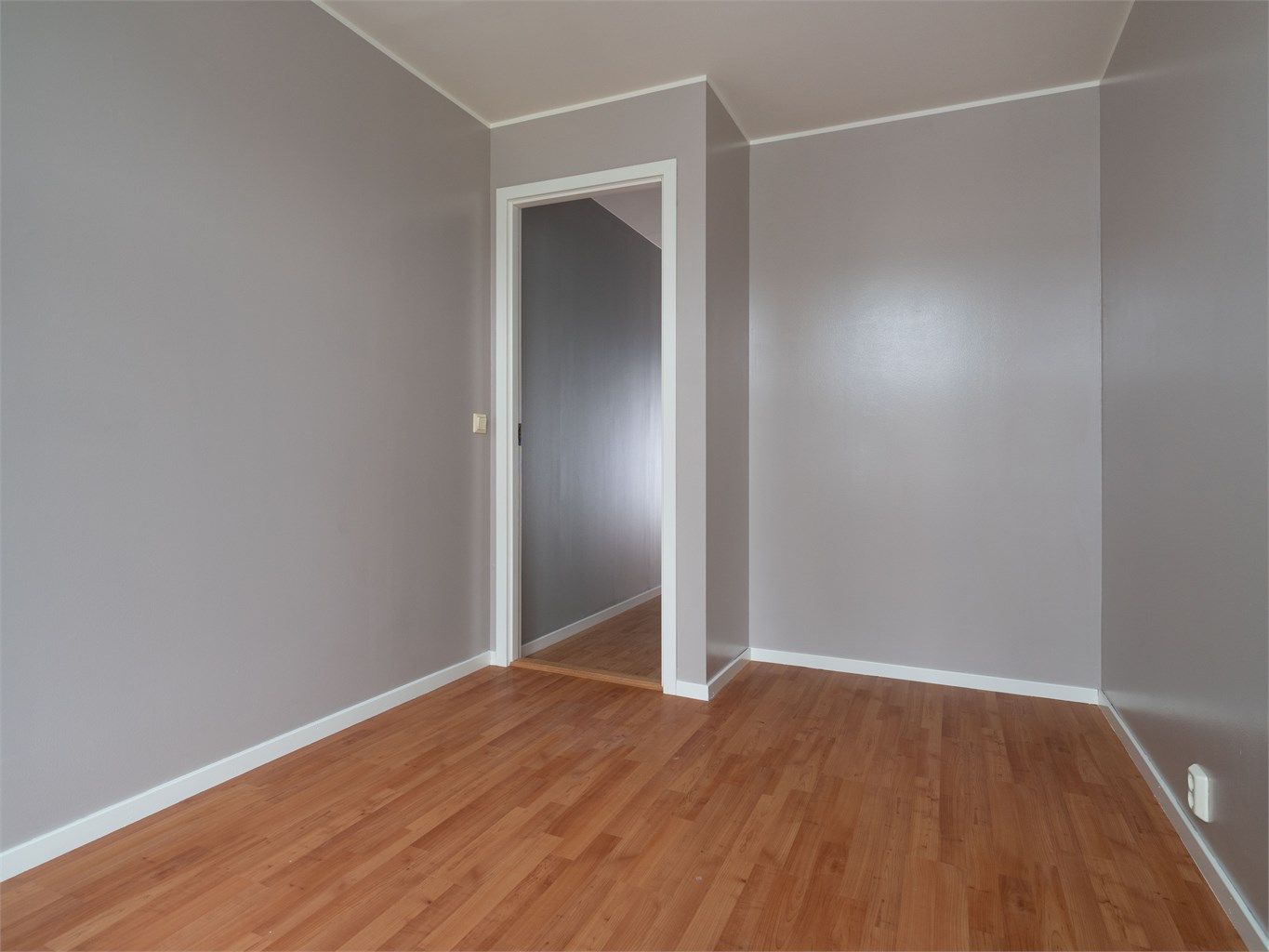 Soverommet har god plass til garderobeløsning. Vegger malt senere tid.