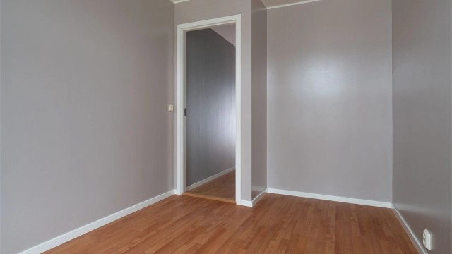 Soverommet har god plass til garderobeløsning. Vegger malt senere tid.