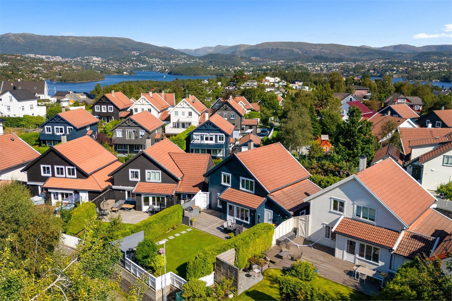 Fanatorget med butikker, servicetilbud og spisesteder ligger innen gangavstand, og arbeidsplassene på Sandsli er lett tilgjengelige. I tillegg er det kort vei til Lagunen Storsenter, Kokstad, Lønningen og Bergen lufthavn Flesland.