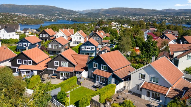 Fanatorget med butikker, servicetilbud og spisesteder ligger innen gangavstand, og arbeidsplassene på Sandsli er lett tilgjengelige. I tillegg er det kort vei til Lagunen Storsenter, Kokstad, Lønningen og Bergen lufthavn Flesland.