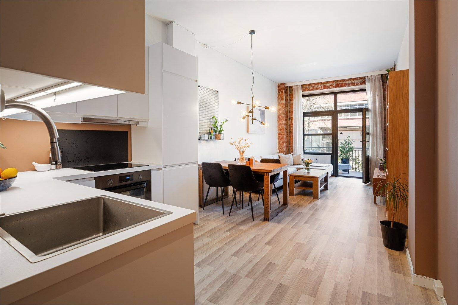 Planløsningen består av åpen stue- og kjøkkenløsning, entré, sovealkove, samt et romslig bad.