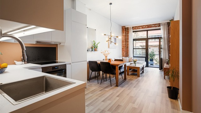 Planløsningen består av åpen stue- og kjøkkenløsning, entré, sovealkove, samt et romslig bad.