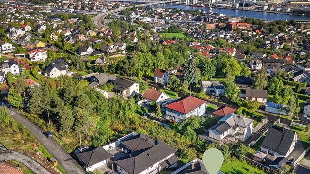 Gode bussforbindelser fra Skogerveien bussholdeplass, tre minutters gange unna.