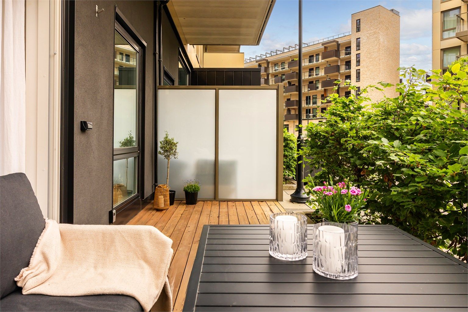 Dette er en lys og delikat 2-roms med god takhøyde og en solrik vestvendt terrasse.