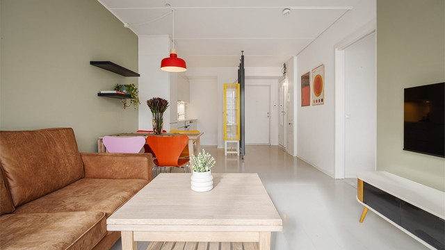 Åpen forbindelse mot kjøkken og spiseplass skaper en luftig romfølelse.
