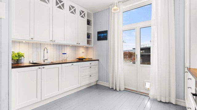 I 2014 ble kjøkkenet pusset opp med ny innredning fra Stray i klassisk stil